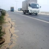 Một vết nứt trên đường dẫn vào đường cao tốc Thành phố Hồ Chí Minh-Trung Lương. (Ảnh: Hoàng Tuấn/TTXVN)