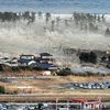 Sóng thần nhấn chìm khu dân cư tại Natori, quận Miyagi ngày 11/3. (Nguồn: THX/TTXVN)