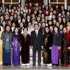 Thủ tướng Nguyễn Tấn Dũng chụp ảnh chung với các Nữ đại biểu. (Ảnh: Đức Tám/TTXVN)