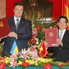 Chủ tịch nước Nguyễn Minh Triết và Tổng thống Ukraine Viktor Yanukovyc tại lễ ký Tuyên bố chung. (Ảnh: Nguyễn Khang/Vietnam+)