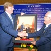 Chủ tịch UBND TP.HCM Lê Hoàng Quân tặng quà lưu niệm cho Thái tử Hà Lan Willem Alexander. (Ảnh: Hoàng Hải/TTXVN)