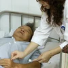 Chăm sóc sức khỏe cho người bệnh có bệnh lý cột sống cổ, cột sống thắt lưng tại Viện Châm cứu Trung ương. (Ảnh: Dương Ngọc/TTXVN)