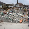 Nhân viên của nhà máy nước kiểm tra nguồn nước ngầm sau thảm họa sóng thần ở Ofunato, tỉnh Iwate. (Nguồn: AFP/TTXVN)