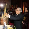 Tổng Bí thư, Chủ tịch Quốc hội Nguyễn Phú Trọng dâng hương tưởng niệm các Vua Hùng tại Đền Thượng. (Ảnh: Trí Dũng/TTXVN)