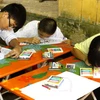 Các em học sinh khiếm thị tham gia thi vẽ tranh tại một chương trình giao lưu. (Ảnh: Bích Ngọc/TTXVN)