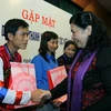 Phó Chủ tịch Quốc hội Tòng Thị Phóng trao quà cho các đại biểu. (Ảnh: Nguyễn Dân/TTXVN)