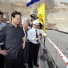 Thủ tướng Nguyễn Tấn Dũng nghe báo cáo tiến độ thi công Nhà máy thuỷ điện Bản Chát. (Ảnh: Đức Tám/TTXVN)