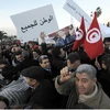 Người dân Tunisia tham gia cuộc tuần hành trong im lặng tại thủ đô Tunis, yêu cầu người dân nước này quay trở lại với công việc và chấm dứt các cuộc biểu tình phản đối. (Nguồn: AFP/TTXVN)