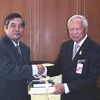 Đại sứ Ngô Đức Thắng và Chủ tịch Hội đồng Cơ mật Thái Lan Prem Tinsulamonda (bên phải). (Ảnh: Trần Ngọc Tiến/TTXVN)