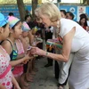 Toàn quyền Australia thăm trường tiểu học Bế Văn Đàn. (Ảnh: Văn Sơn/TTXVN)