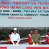 Thủ tướng Nguyễn Tấn Dũng và các đại biểu phát lệnh khởi công. (Ảnh: Lê Giang/TTXVN)