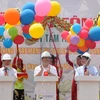 Phó Thủ tướng Hoàng Trung Hải bấm nút khởi công nhà máy sản xuất tấm thu năng lượng mặt trời. (Ảnh: Trần Tĩnh-Hứa Chung/Vietnam+)