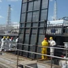 Tấm bảo vệ bằng thép lớn được dựng chắn một cửa cống nhằm chặn sự rò rỉ nước phóng xạ tại nhà máy điện hạt nhân Fukushima -1. (Nguồn: AFP/TTXVN)