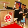 Cử tri tham gia bỏ phiếu bầu cử. (Ảnh: Nguyễn Công Hải/TTXVN)