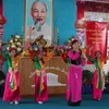 Các thanh thiếu nhi là con em Việt kiều múa hát trong dịp kỷ niệm ngày sinh của Bác tại làng hữu nghị. (Ảnh: Ngọc Tiến/Vietnam+)