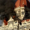 Khói đen bốc lên tại khách sạn Taj Mahal ở Mumbai trong vụ khủng bố tháng 11/2008. (Nguồn: AFP/TTXVN)