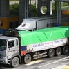 Một xe của Hàn Quốc viện trợ lương thực cho Triều Tiên. (Nguồn: YONHAP/TTXVN)