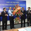 Phó Thủ tướng Nguyễn Thiện Nhân tặng hoa chúc mừng TTXVN nhân Ngày Báo chí Cách mạng Việt Nam. (Ảnh: Doãn Tấn/TTXVN)