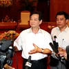 Thủ tướng Nguyễn Tấn Dũng trả lời phỏng vấn báo chí sau khi kết thúc phiên họp. (Ảnh: Nguyễn Dân/TTXVN)