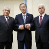 Tổng thư ký LHQ Ban Ki-moon (giữa) với Tổng thống Síp gốc Hy Lạp Demetris Christofias (trái) và lãnh đạo cộng đồng Síp gốc Thổ Nhĩ Kỳ Dervis Eroglu. (Nguồn: AFP/TTXVN)
