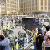 Những người Ai Cập ném đá vào đoàn xe cảnh sát chở cựu Bộ trưởng Nội vụ Habib Adli bên ngoài một tòa án ở thủ đô Cairo ngày 26/6. (Nguồn: AFP/TTXVN)