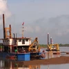 Thi công gói thầu nạo vét kênh tắt và công trình bảo vệ bờ dự án xây dựng luồng cho tàu biển trọng tải lớn vào sông Hậu. (Ảnh: Ngọc Hà/TTXVN)