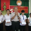 Trao học bổng Quỹ châu Á cho học sinh nghèo Cần Thơ. (Nguồn: Dân Trí)