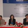 Ông Từ Minh Thiện (phải) giới thiệu với các nhà báo về Trung tâm phát triển thiết kế ADS. (Ảnh Hà Huy Hiệp/Vietnam+) 