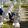 Hơn 600 thanh niên tình nguyện của tỉnh Quảng Trị đã quét dọn, sơn sửa lại Nghĩa trang Đường 9. (Ảnh: Thanh Tùng/TTXVN)