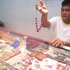 Một cửa hàng bán vàng bạc, đá quý ở Trung tâm buôn bán và giới thiệu đồ trang sức tại tỉnh Tak, Thái Lan. (Ảnh: Ngọc Tiến/Vietnam+) 
