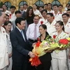 Chủ tịch nước Trương Tấn Sang thăm hỏi thân nhân gia đình liệt sỹ và các thanh niên tiêu biểu. (Ảnh: Nguyễn Khang/TTXVN)