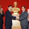Ông Vũ Xuân Hồng, Chủ tịch Liên hiệp các tổ chức hữu nghị Việt Nam trao Kỷ niệm chương tặng ông Pitono Purnomo, Đại sứ Indonesia tại Việt Nam. (Ảnh: Doãn Tấn/TTXVN)