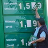 Niêm yết giá dầutrên bảng tại trạm bán nhiên liệu ở Senlis (Pháp). (Nguồn: AFP/TTXVN)