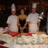 Tổng Lãnh sự Nguyễn Thị Nhã chụp ảnh lưu niệm với hai đầu bếp mang hương vị Việt Nam giới thiệu tại Hong Kong. (Ảnh: Trung Sơn/Vietnam+)