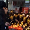 Tại cửa hàng bán đồ trang sức vàng ở Hong Kong (Trung Quốc) ngày 25/8. (Nguồn: AFP/TTXVN)