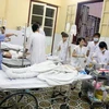 Cấp cứu các nạn nhân tại Bệnh viện Việt-Tiệp. (Ảnh: Minh Thu/TTXVN)