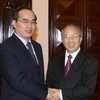 Phó Thủ tướng Nguyễn Thiện Nhân với Ủy viên Quốc vụ Trung Quốc Đới Bỉnh Quốc. (Ảnh: Thống Nhất/TTXVN)