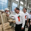 Phó Thủ tướng Nguyễn Xuân Phúc hỏi thăm đời sống của công nhân Công ty Sahabak. (Nguồn: Chinhphu.vn)