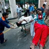 Chuyển người bị thương trong vụ đánh bom tới bệnh viện RML tại New Delhi ngày 7/9. (Nguồn: AFP/TTXVN)
