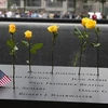 Đặt hoa tưởng niệm các nạn nhân vụ khủng bố 11/9 tại Khu vực số 0 ở New York. (Nguồn: AFP/TTXVN)