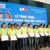 Các em học sinh trường THPT Lục Ngan 4, tỉnh Bắc Giang nhận học bổng Canon "Vun đắp tương lai". (Ảnh: dangcongsan.vn)