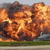 Chiếc máy bay T-28 đâm xuống đường băng và phát nổ. (Nguồn: AP)