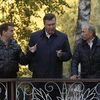 Tổng thống Dmitry Medvedev (trái), Tổng thống Viktor Yanukovich (giữa) và Thủ tướng Vladimir Putin (phải) trong cuộc gặp tại Mátxcơva. (Nguồn: AFP/TTXVN)