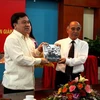Thứ trưởng Đỗ Qúy Doãn trao tặng cuốn sách ảnh "Đại tướng Tổng Tư Lệnh Võ Nguyên Giáp" cho Phó Chủ tịch Hội CCBVN Đỗ Công Mùi.(Nguồn: wcag.mic.gov.vn)