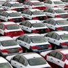 Hàng trăm xe ôtô xuất khẩu xếp hàng tại Oppama Wharf, tây nam Nhật Bản, ngày 27/10/2006. (Nguồn: EPA/TTXVN)