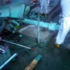 Công nhân nhà máy điện Fukushima 1 khắc phục sự cố rò rỉ nước nhiễm phóng xạ tại lò phản ứng số 3 ngày 11/5. (Nguồn: AFP/TTXVN)