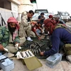 Binh sỹ NTC chuẩn bị vũ khí đạn dược tại Sirte. (Nguồn: THX/TTXVN)