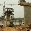 Công nhân Công ty cổ phần xây dựng cầu 14 (CIENCO1) thi công đúc khối K2 cầu Ngọc Tháp (Phú Thọ). (Ảnh: Anh Tôn/TTXVN)