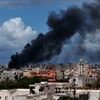 Khói bốc lên từ trung tâm thành phố Sirte ngày 13/10. (Nguồn: AFP/TTXVN)