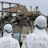 Ủy ban điều tra về sự cố hạt nhân tại toà nhà chứa lò phản ứng số ba nhà máy điện Fukushima ở thị trấn Okuma, tỉnh Fukushima, ngày 18/6. (Nguồn: AFP/TTXVN)